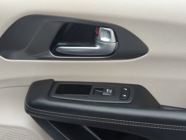 Used 2024 Chrysler Pacifica Touring-L image 27