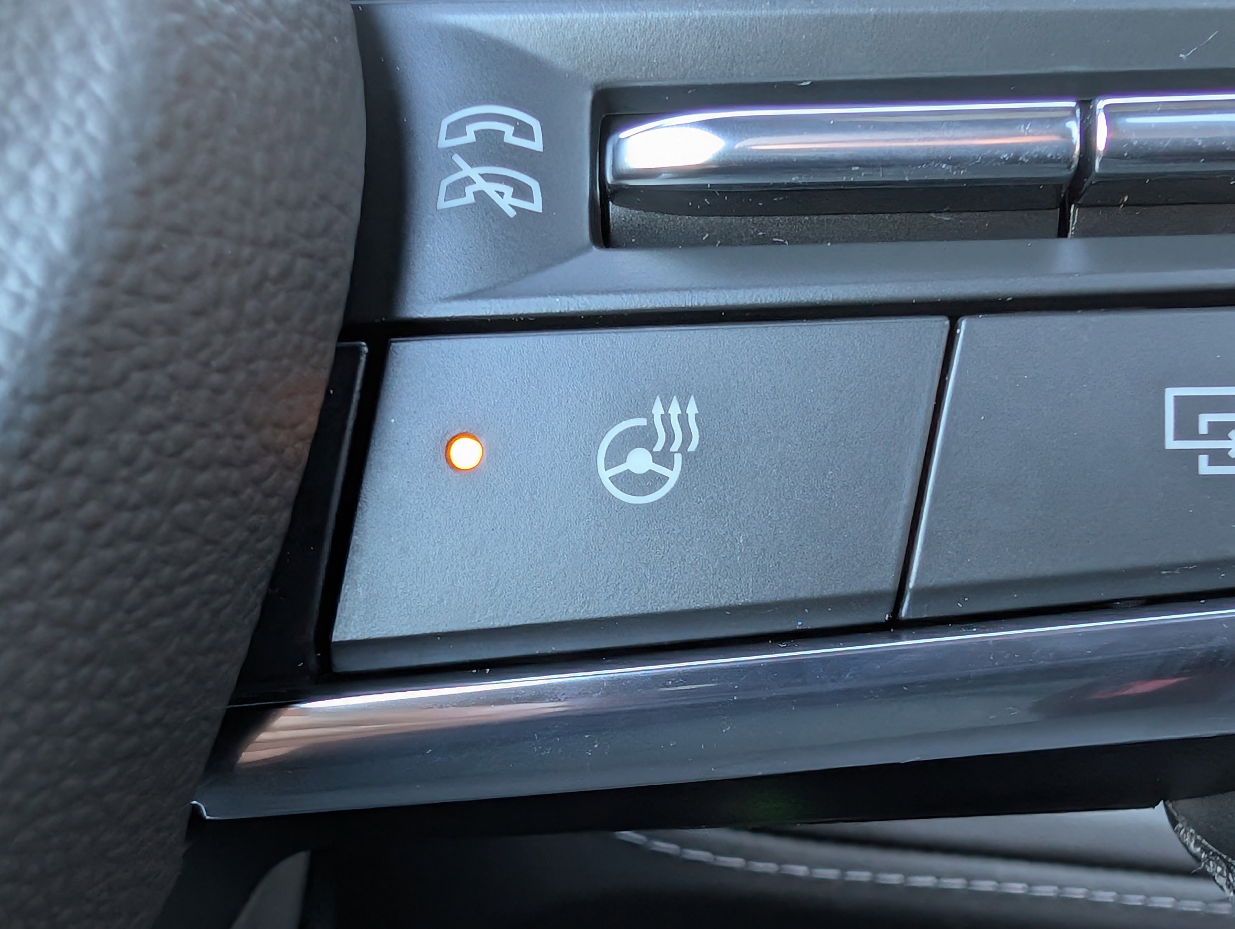 Used 2025 Chevrolet Suburban Z71 w/ Comfort Package image 35