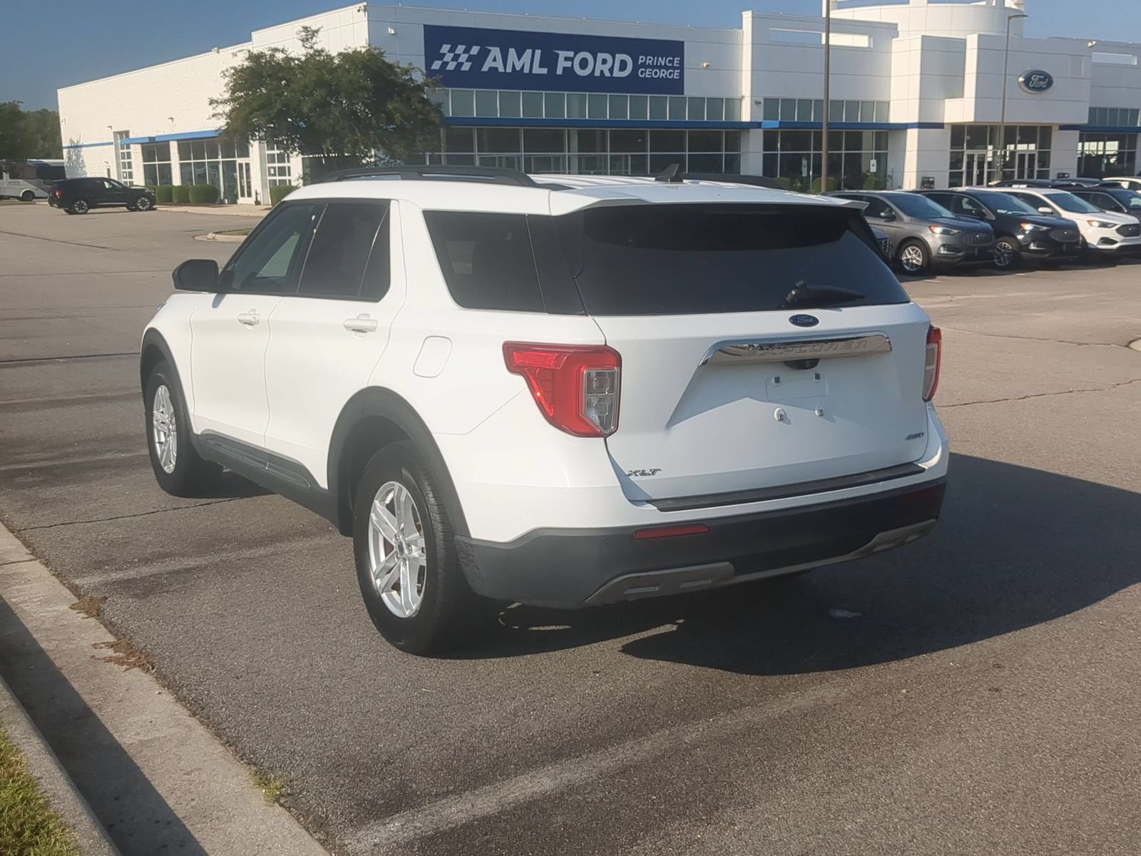 Used 2022 Ford Explorer XLT w/ Equipment Group 202A AWD/4WD image 5