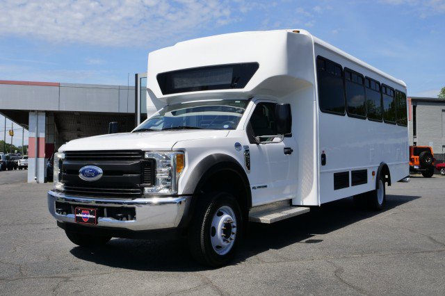 Used 2017 Ford F550 2WD Regular Cab Super Duty image 2