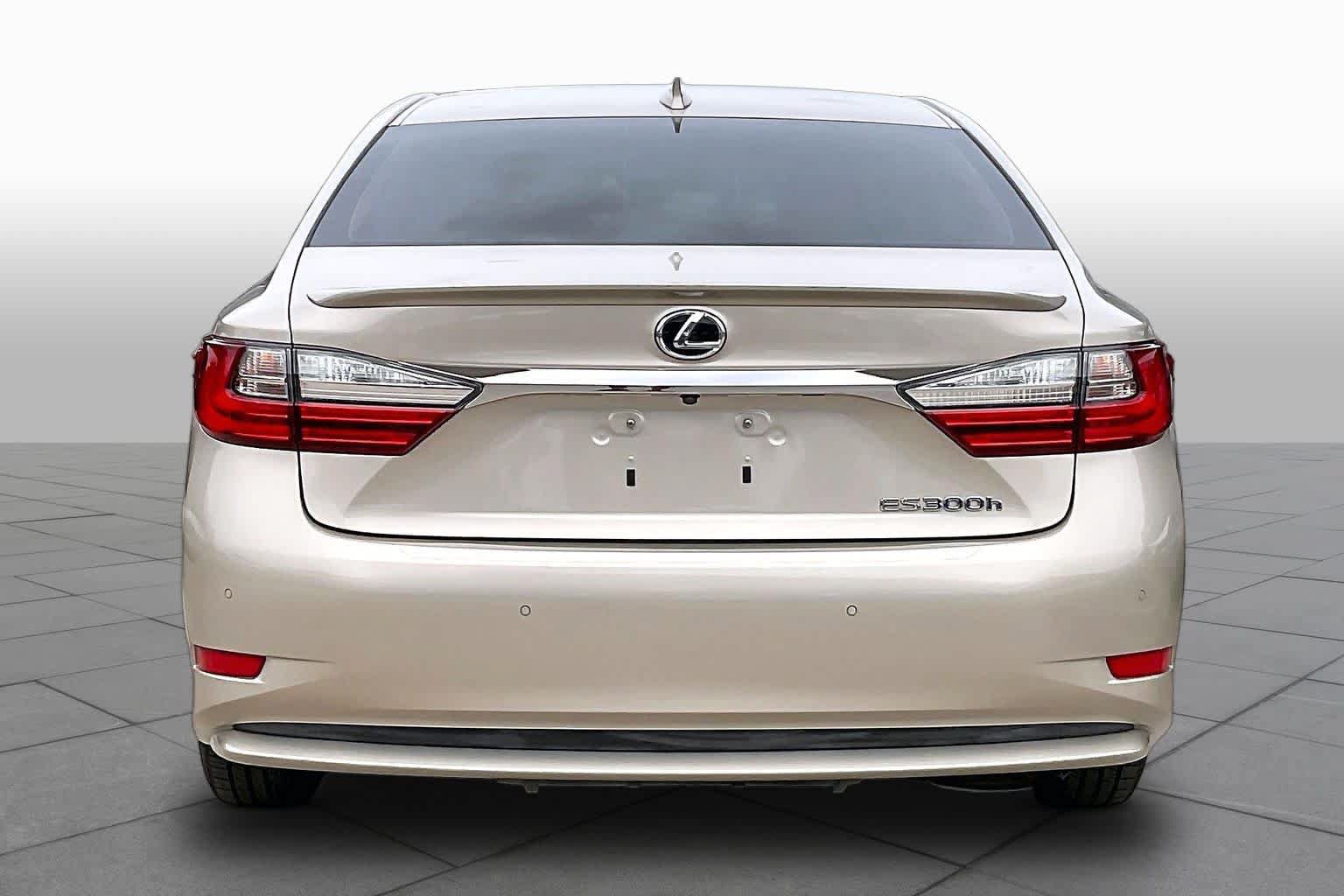 Used 2016 Lexus ES 300h w/ Luxury Package w/Wood Trim FWD image 4