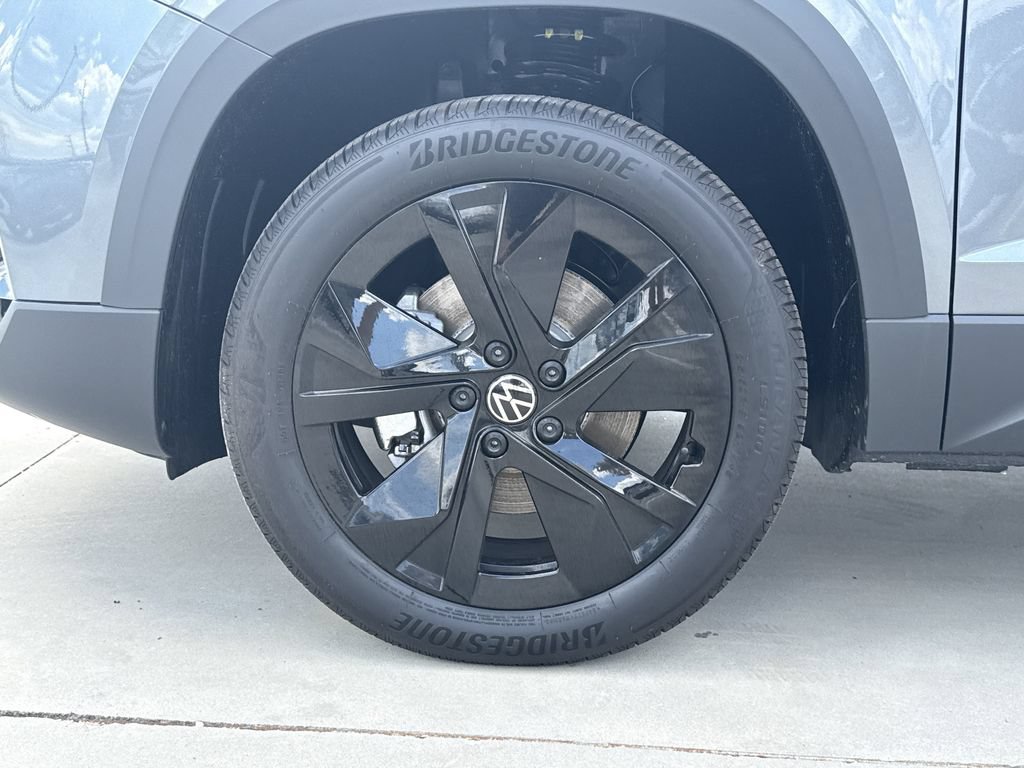 New 2026 Volkswagen Taos SE FWD image 9