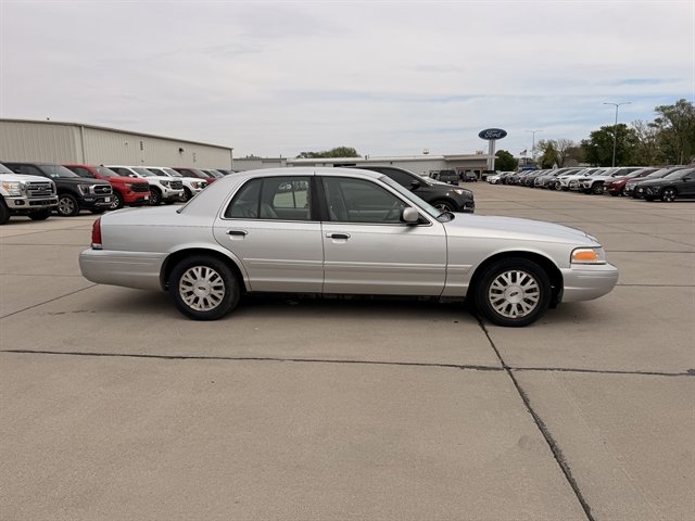 Used 2003 Ford Crown Victoria LX RWD image 2