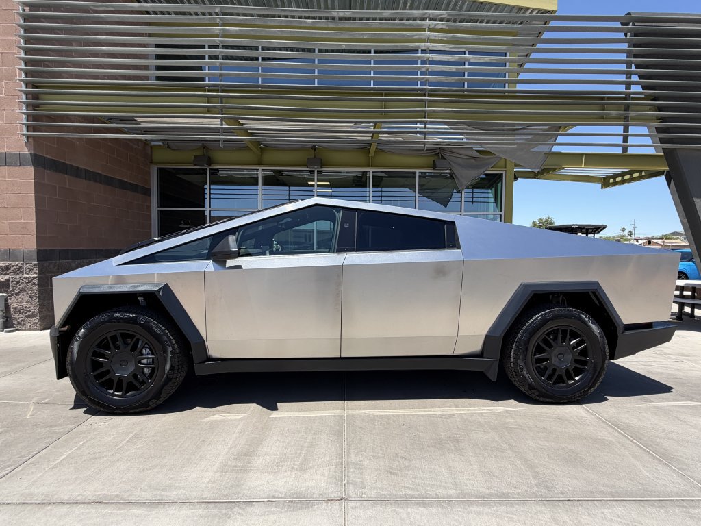 Used 2024 Tesla Cybertruck AWD Crew Cab image 7