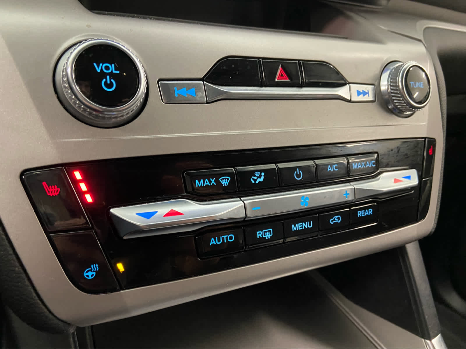 Used 2023 Ford Explorer XLT w/ Equipment Group 202A AWD/4WD image 38