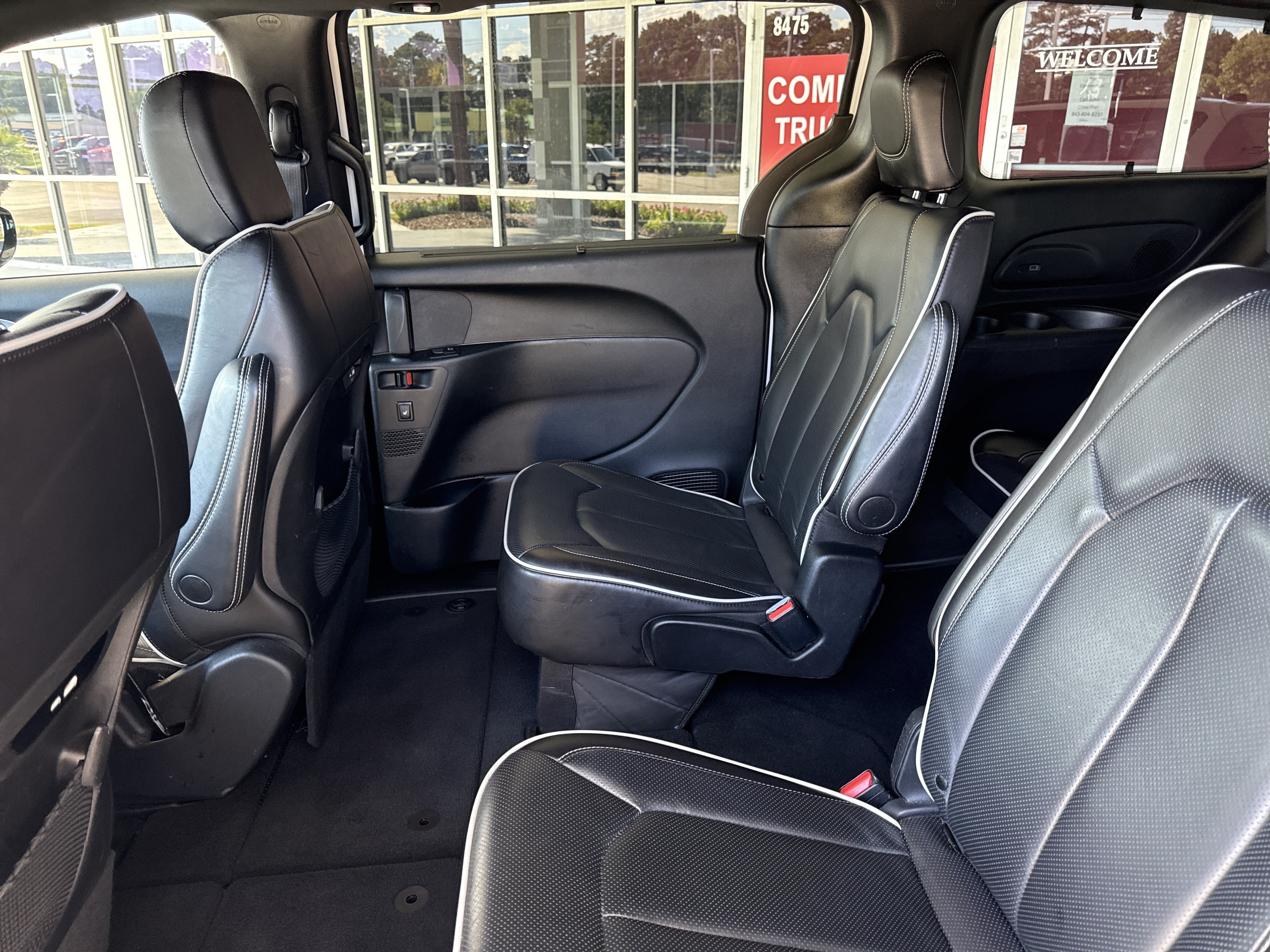 Used 2025 Chrysler Pacifica Limited FWD image 30