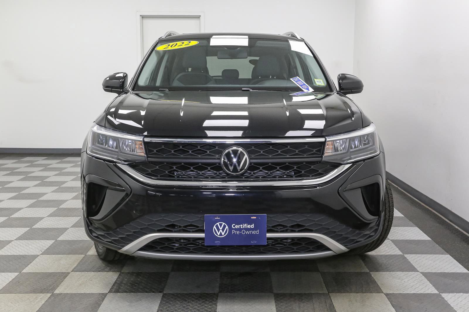 Certified 2022 Volkswagen Taos SE w/ Panoramic Sunroof Package AWD/4WD image 4