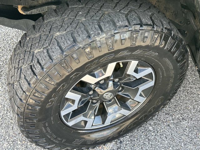 Used 2023 Toyota Tacoma TRD Off-Road w/ Technology Package AWD/4WD image 13