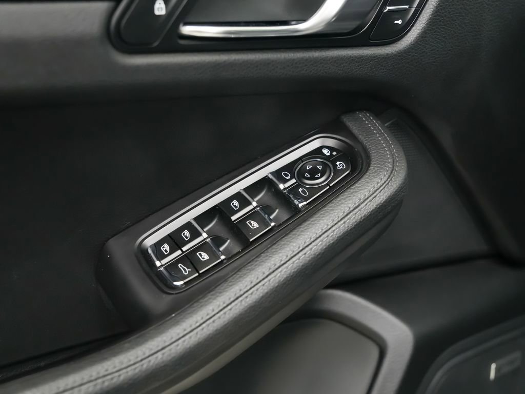 Used 2020 Porsche Macan AWD/4WD image 23