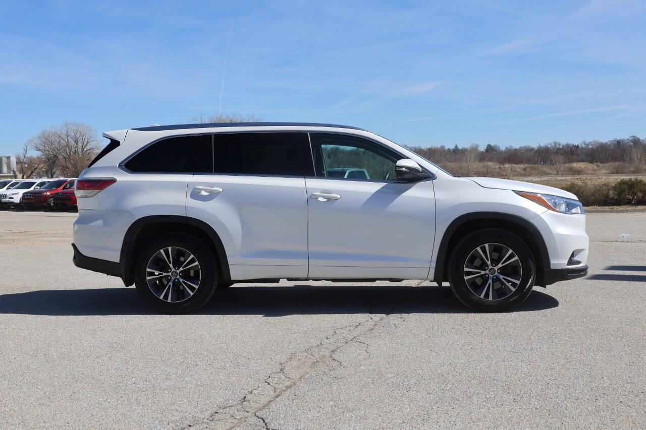 Used 2016 Toyota Highlander XLE AWD/4WD image 7