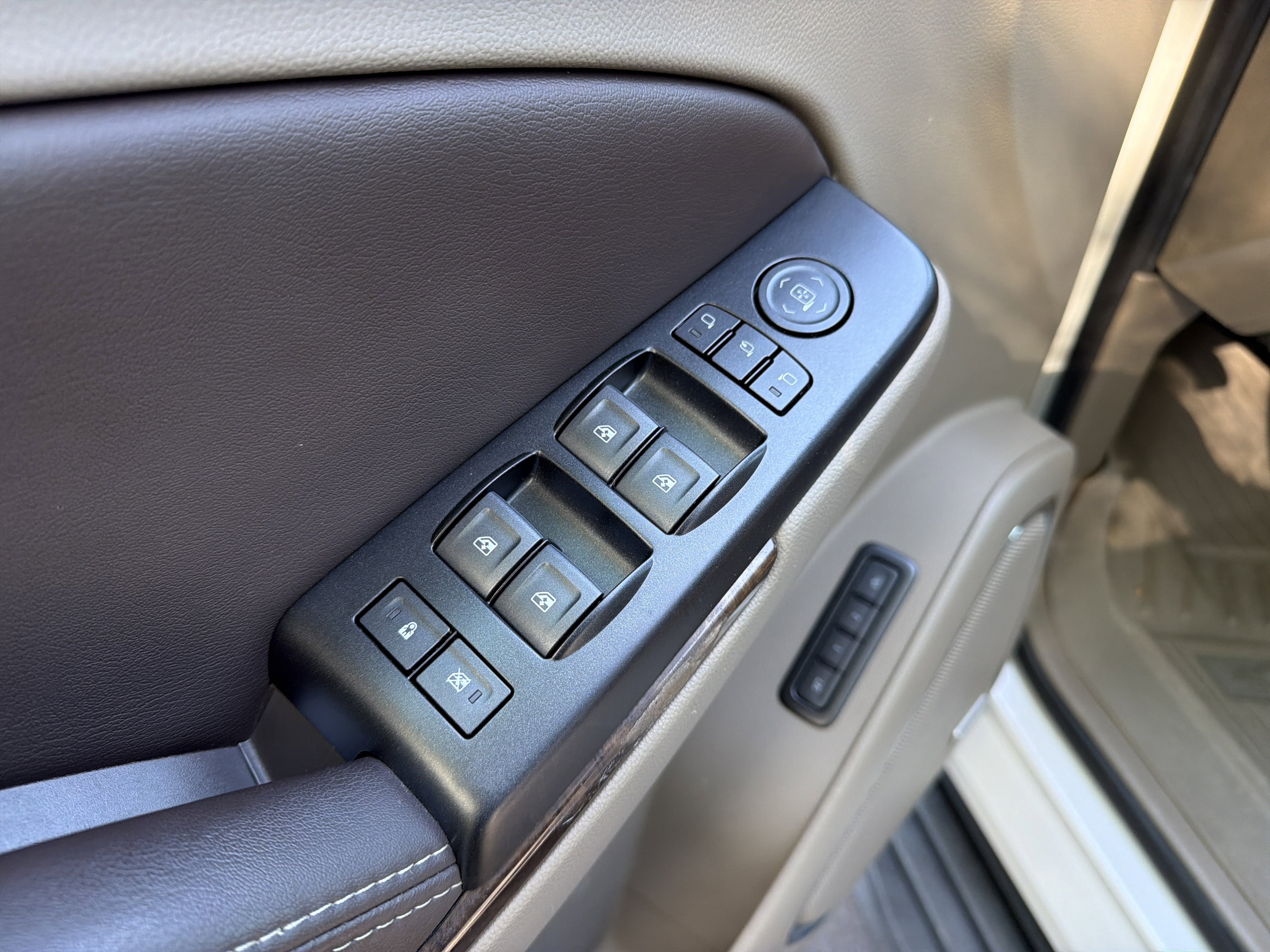 Used 2019 Chevrolet Suburban LT AWD/4WD image 15