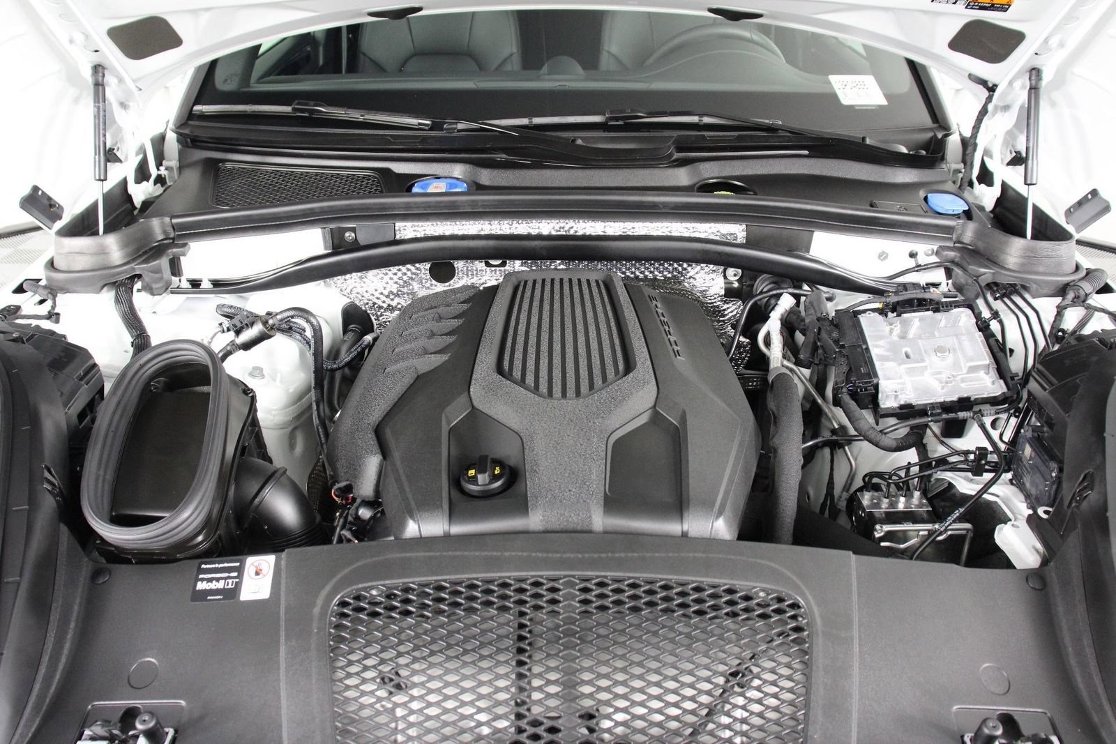 Certified 2026 Porsche Macan AWD/4WD image 26
