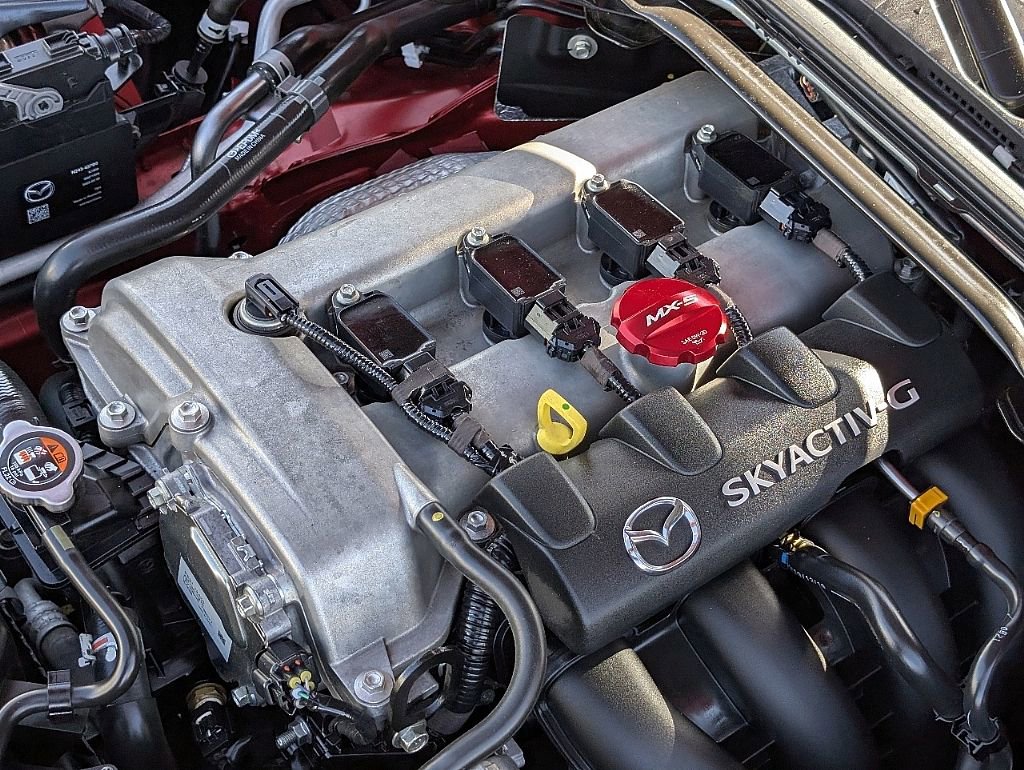 Used 2020 MAZDA MX-5 Miata Club w/ Appearance Package RWD image 21