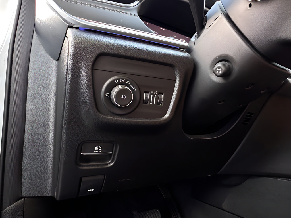 Used 2023 Jeep Grand Cherokee Summit w/ Luxury Tech Group V RWD image 16