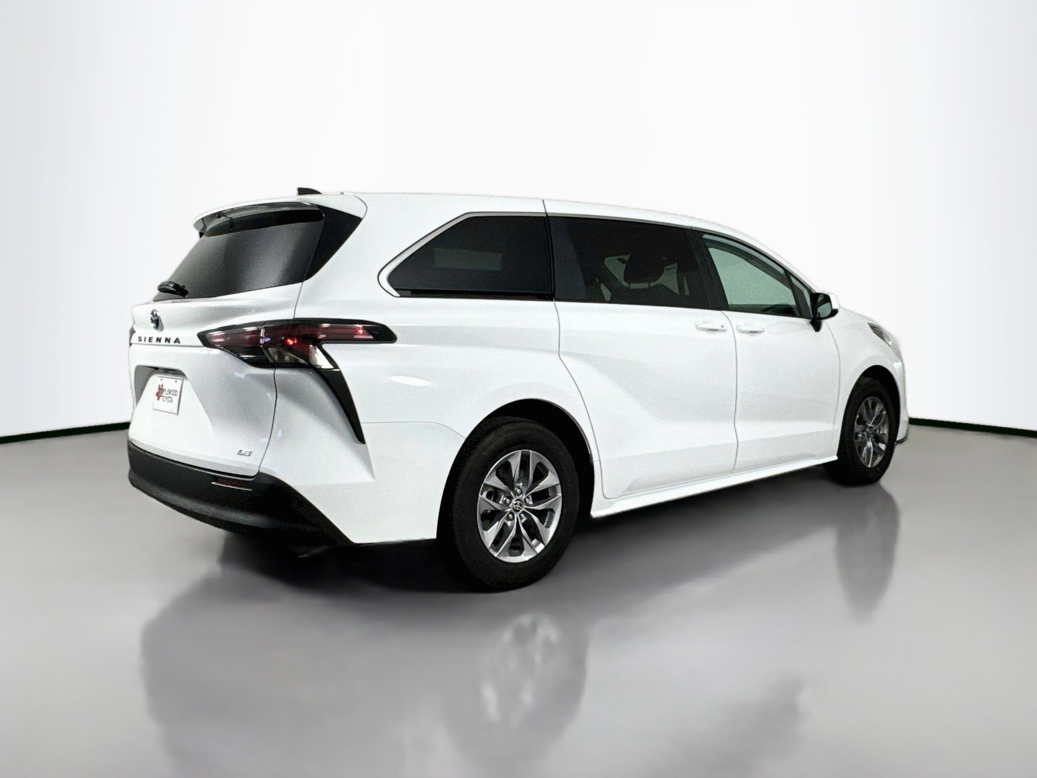 Certified 2025 Toyota Sienna LE FWD image 7