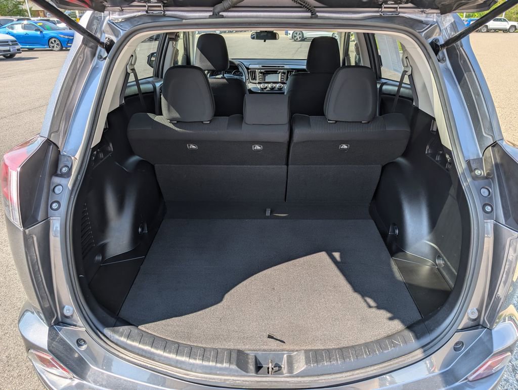 Used 2018 Toyota RAV4 LE AWD/4WD image 12
