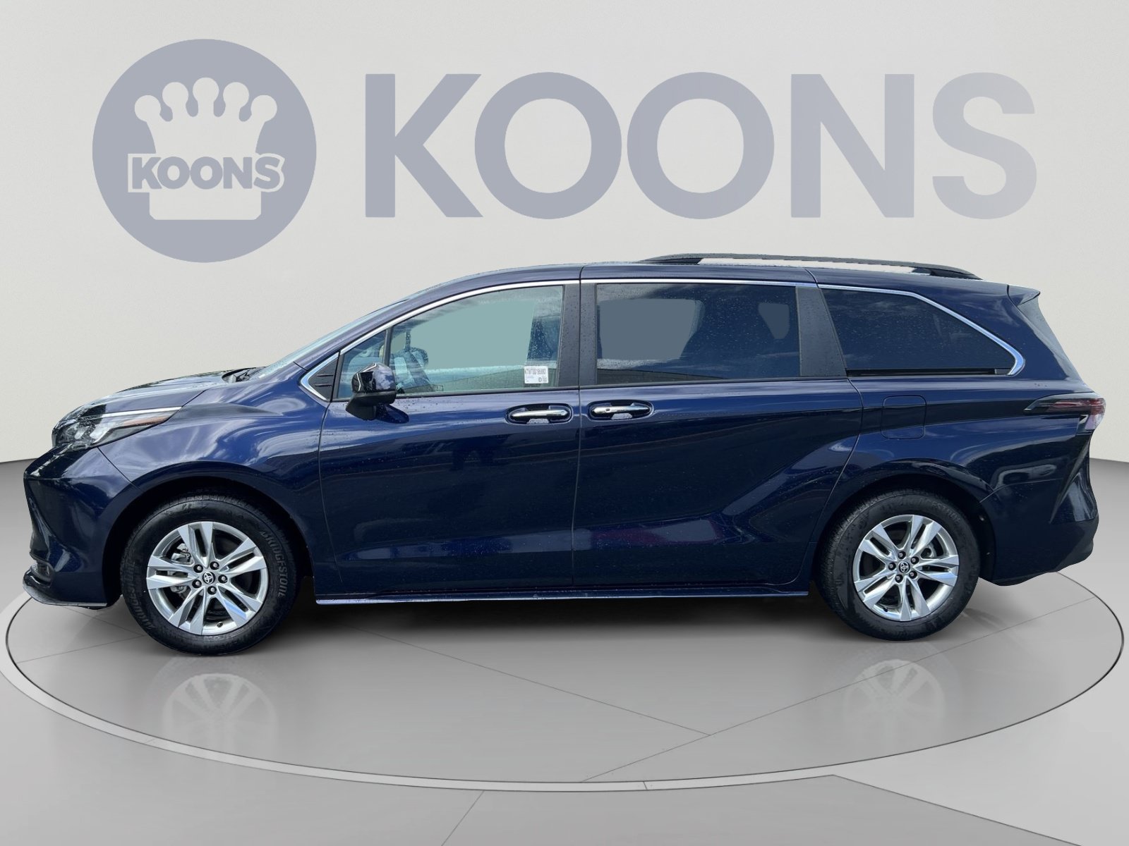 Used 2025 Toyota Sienna XLE w/ XLE Plus Package AWD/4WD image 2