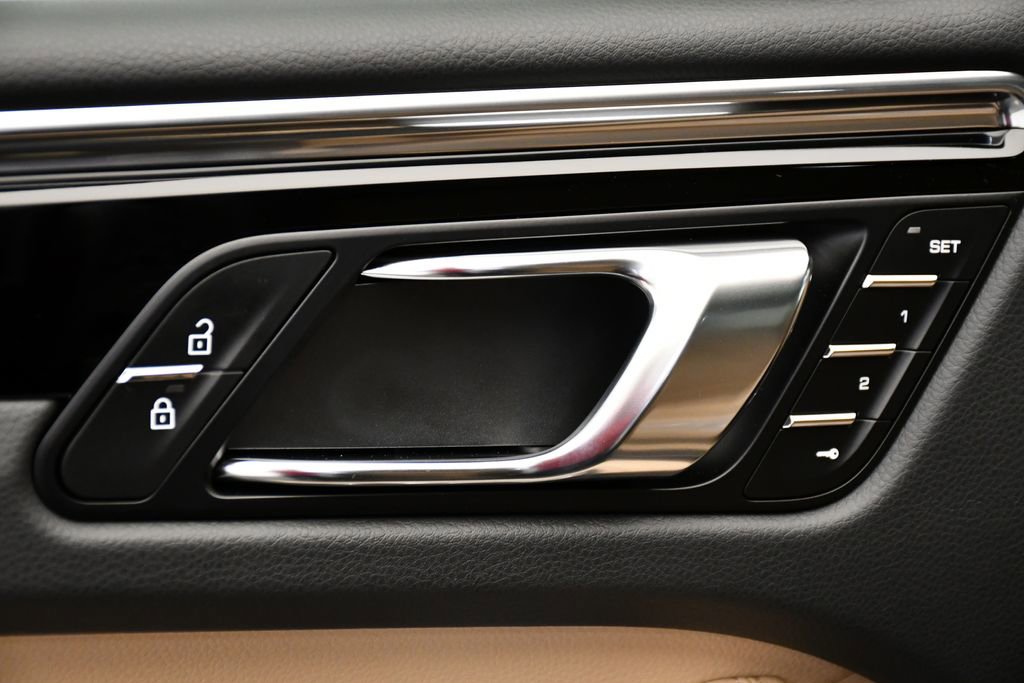 Certified 2025 Porsche Macan image 36