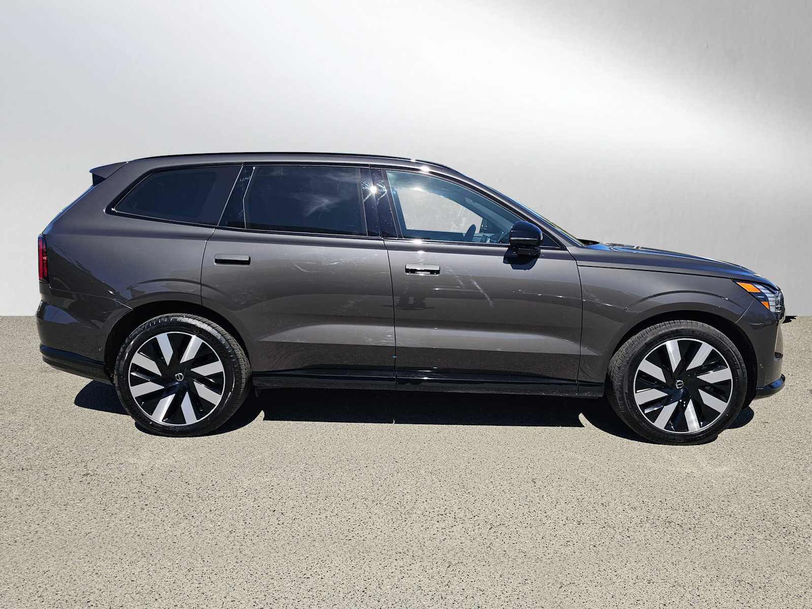 Used 2025 Volvo EX90 Ultra image 2