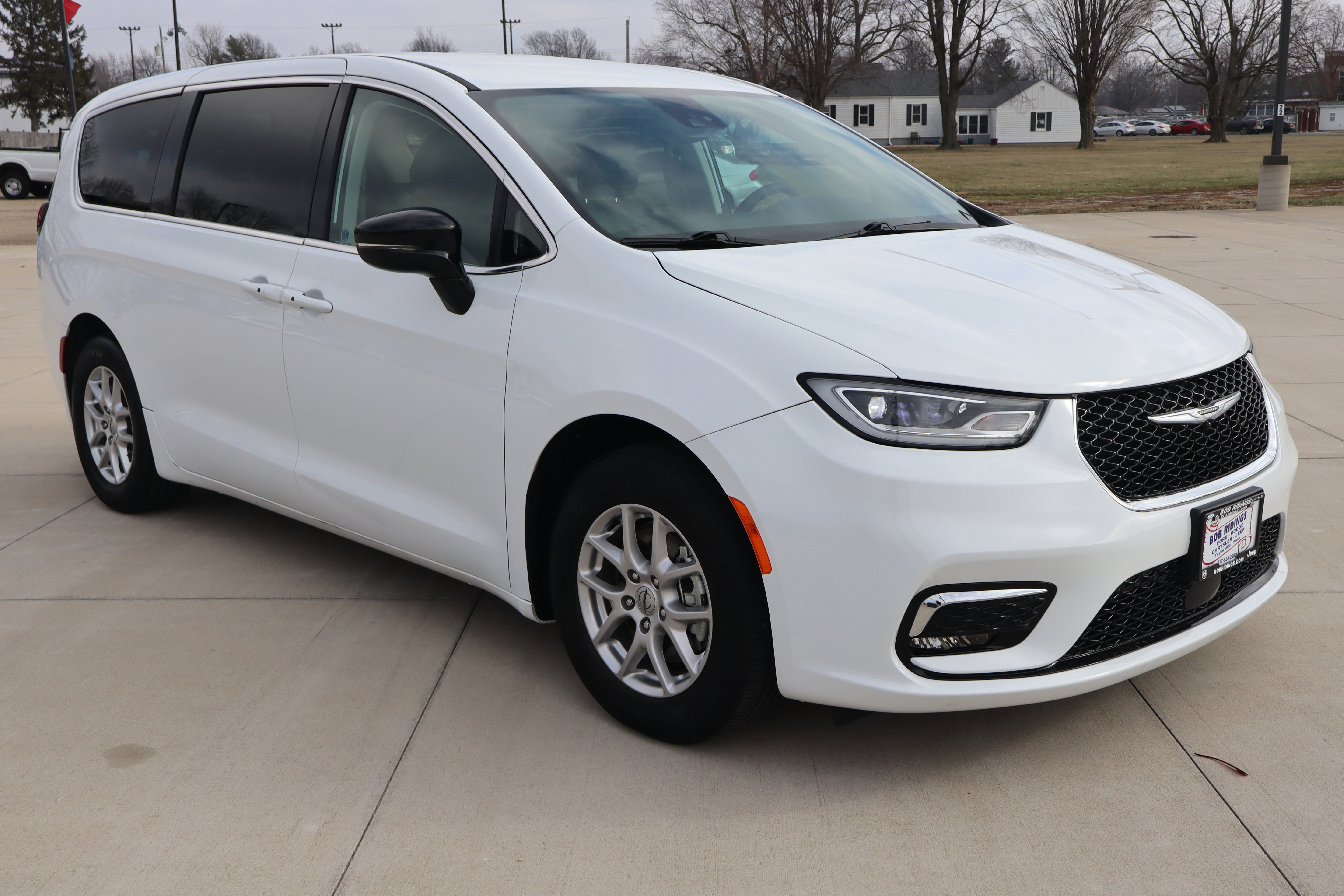 Used 2024 Chrysler Pacifica Touring-L image 4