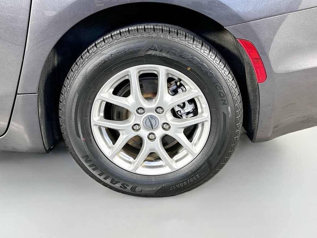 Used 2023 Chrysler Pacifica Touring-L FWD image 32