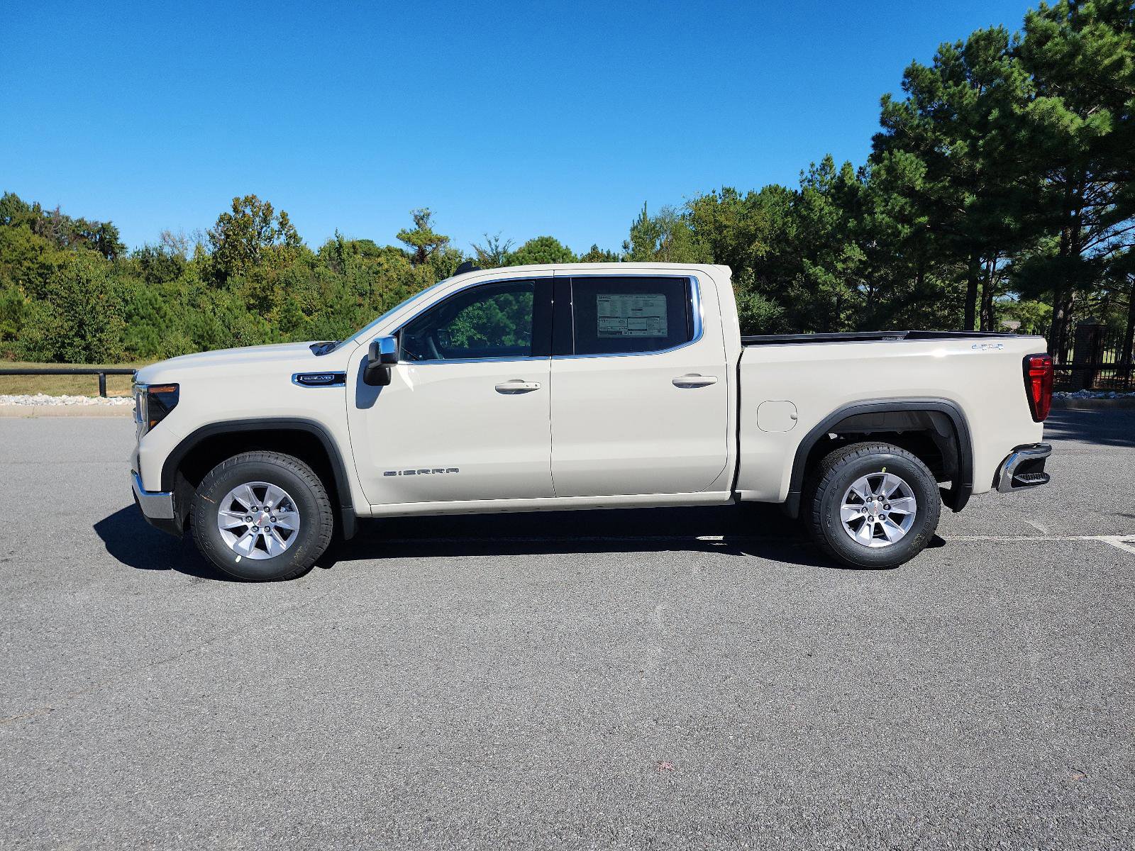 New 2026 GMC Sierra 1500 SLE image 2