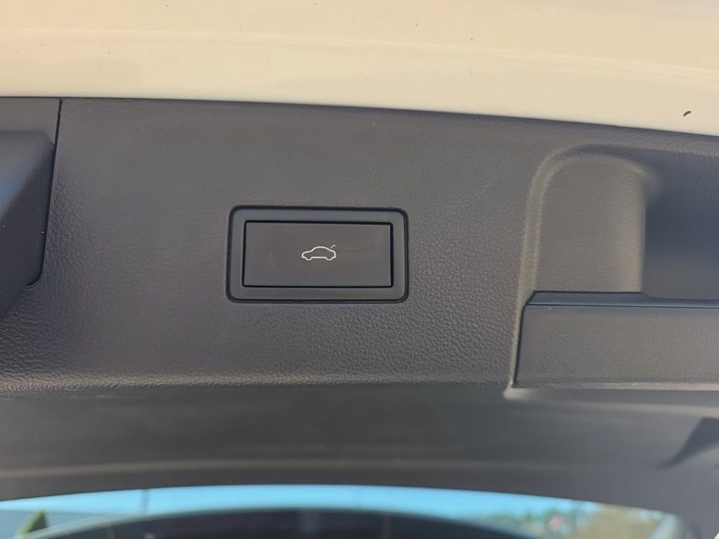 Used 2025 Volkswagen Atlas SE image 16