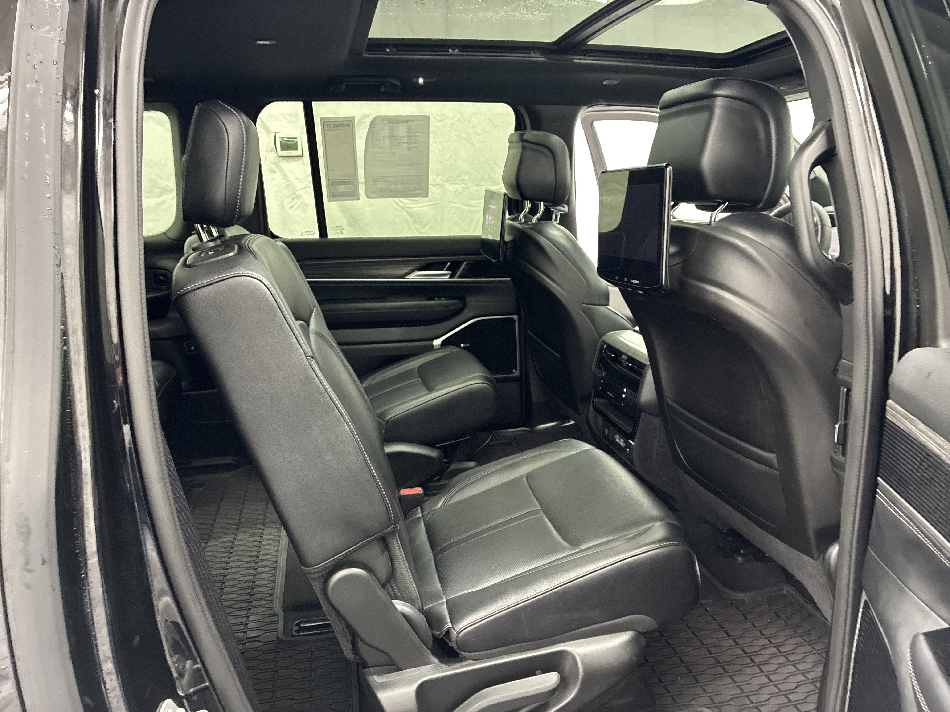 Certified 2024 Jeep Wagoneer L Series III w/ Premium Group I AWD/4WD image 10