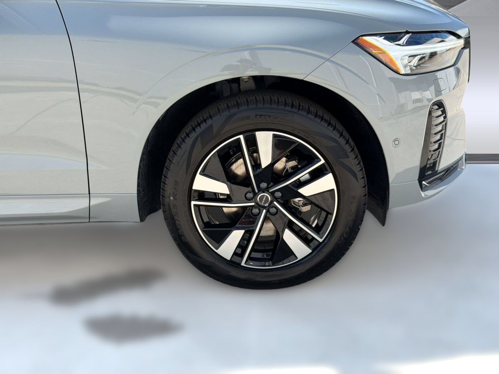 New 2026 Volvo XC60 B5 Plus w/ Climate Package AWD/4WD image 12