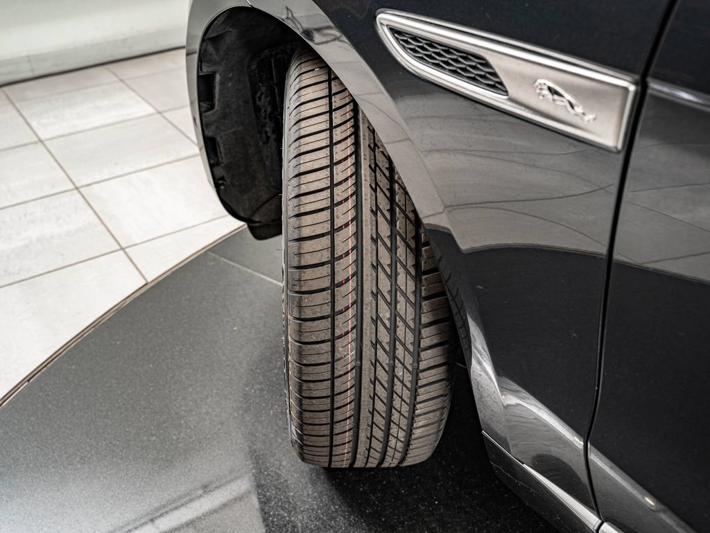 Certified 2025 Jaguar F-PACE R-Dynamic S AWD/4WD image 40