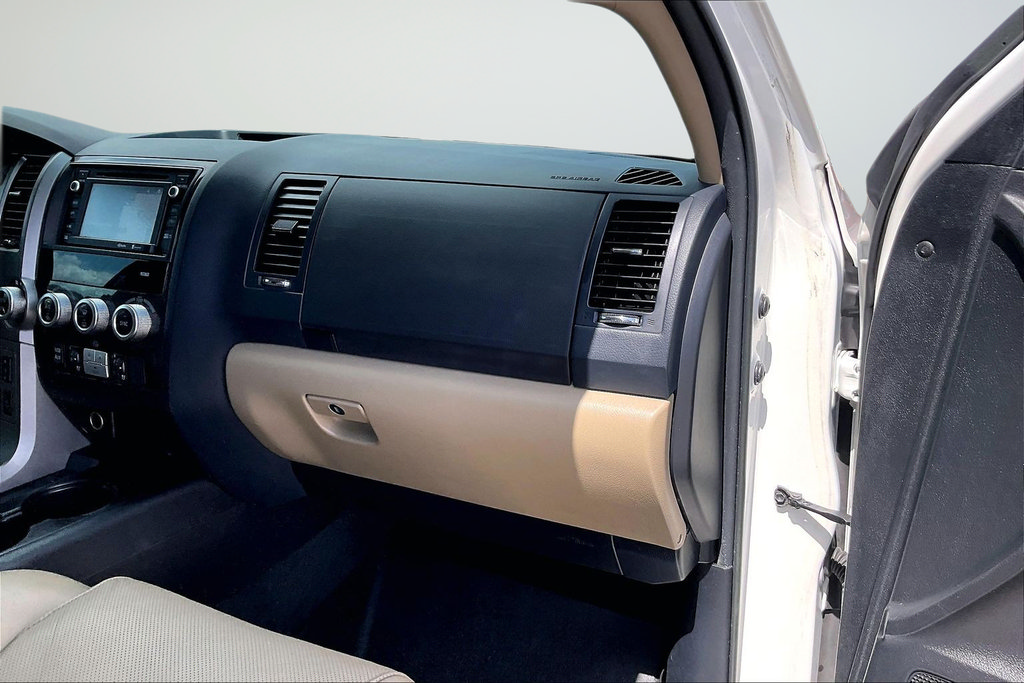 Used 2014 Toyota Sequoia Platinum RWD image 18