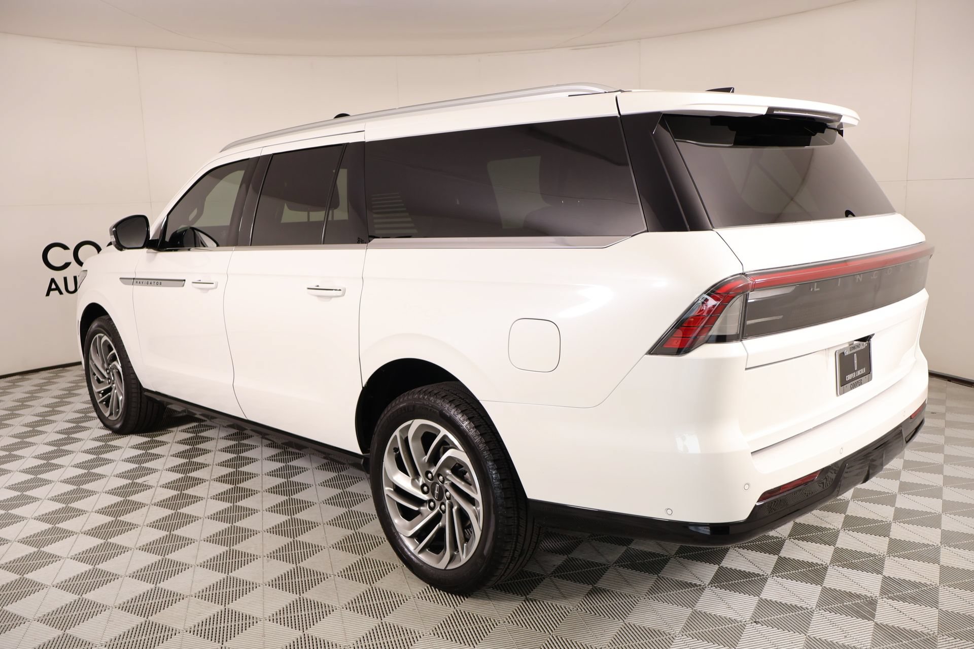 Used 2025 Lincoln Navigator L Reserve AWD/4WD image 25