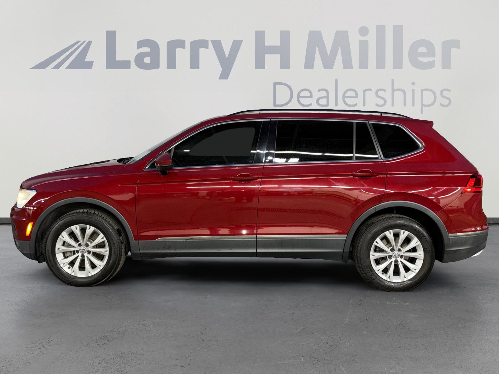 Used 2018 Volkswagen Tiguan SE w/ Panoramic Sunroof Package FWD image 2