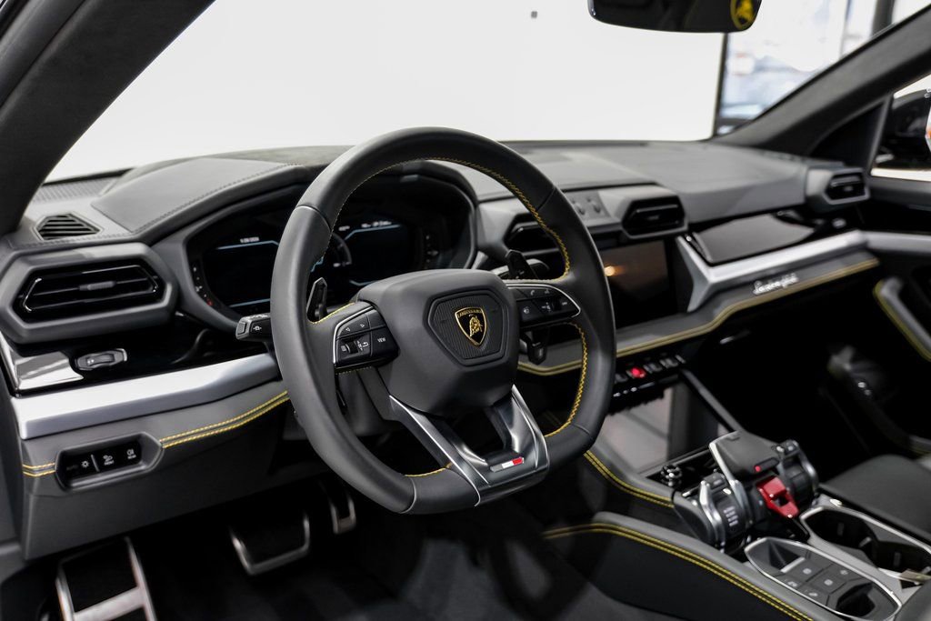 Used 2025 Lamborghini Urus Performante AWD/4WD image 6