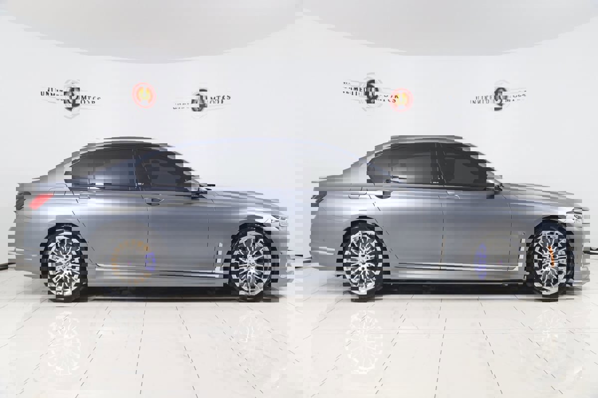 Used 2022 BMW ALPINA B7 xDrive w/ Luxury Rear Seating Package image 2