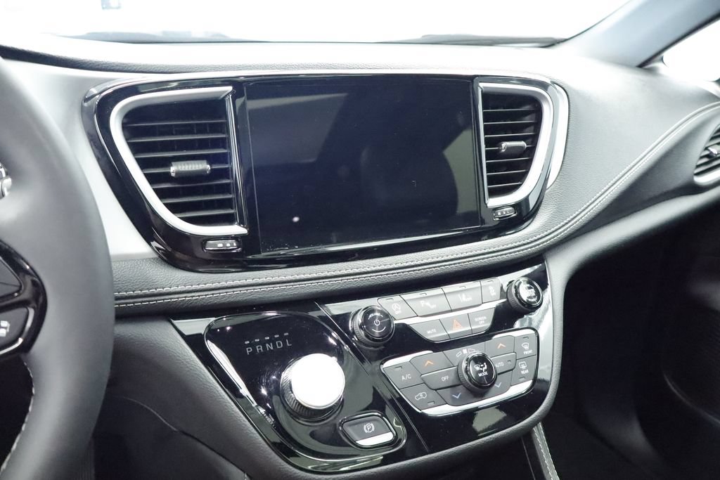 Certified 2025 Chrysler Pacifica Limited FWD image 21