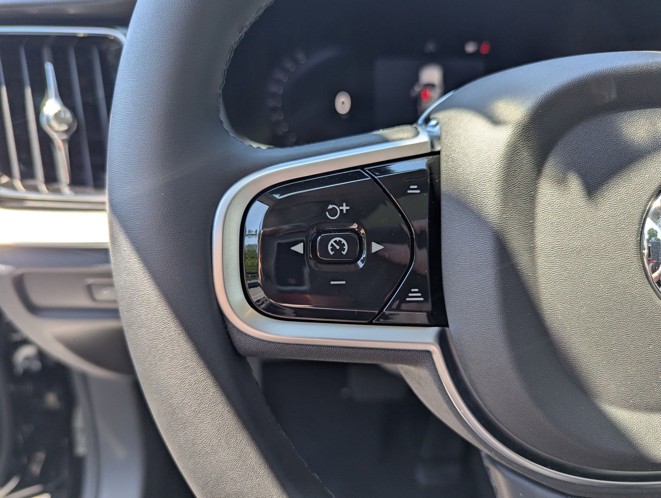 New 2026 Volvo V60 B5 Cross Country Ultra w/ Protection Package Premier image 11