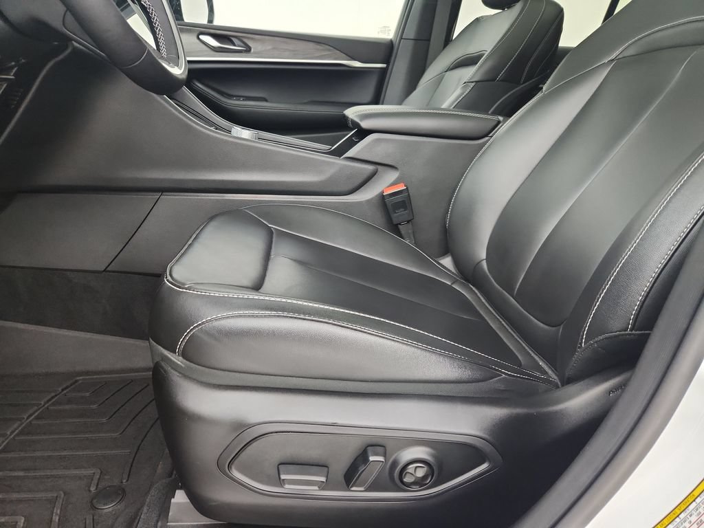 Certified 2025 Jeep Grand Cherokee Limited w/ Black Appearance Package AWD/4WD image 22