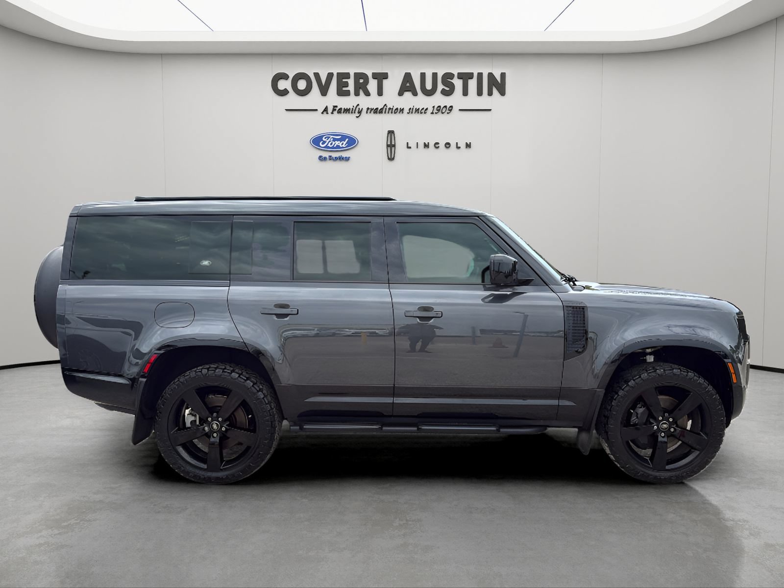 Used 2024 Land Rover Defender 130 X-Dynamic SE AWD/4WD image 6