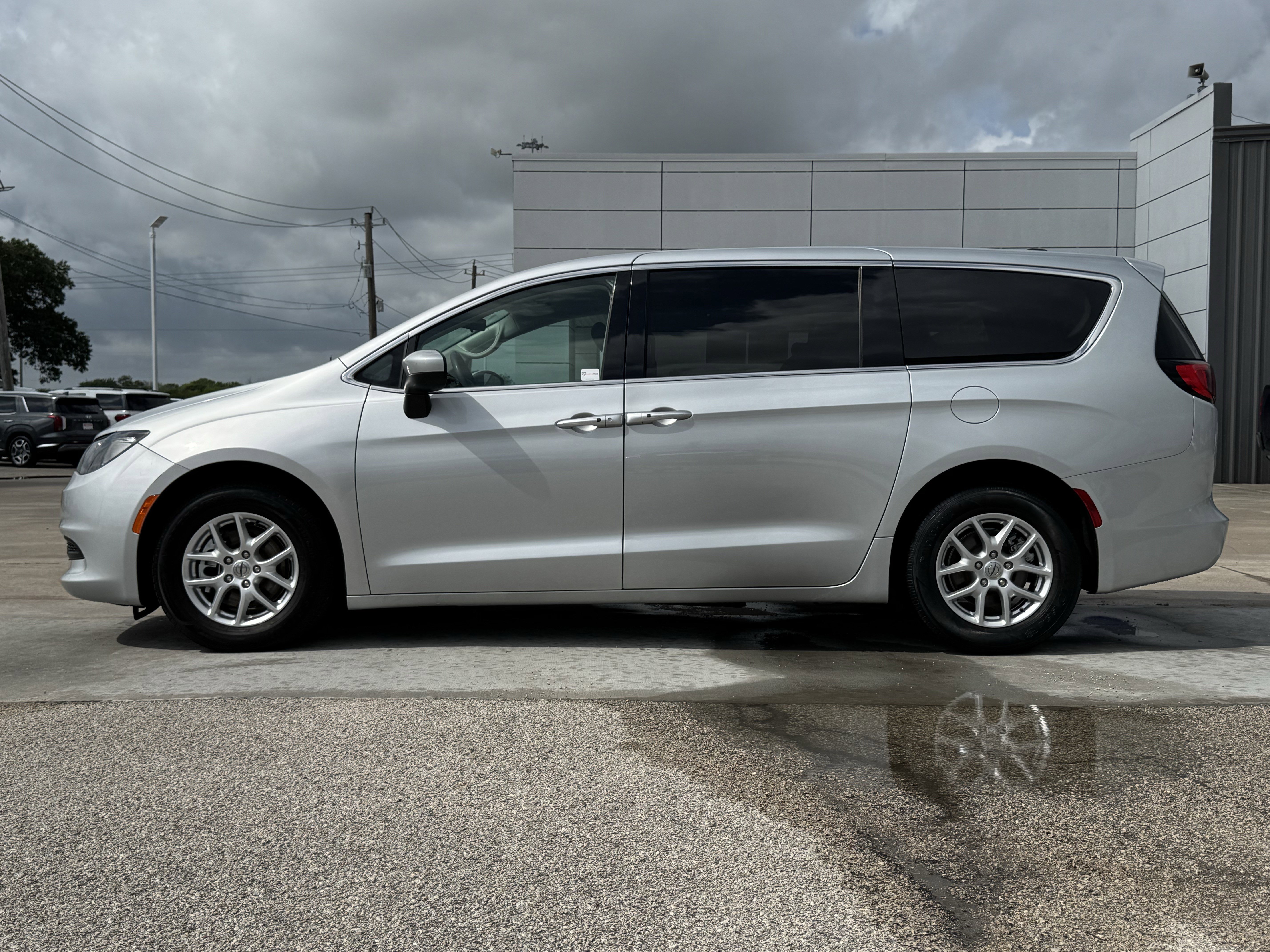 Used 2022 Chrysler Voyager LX image 7