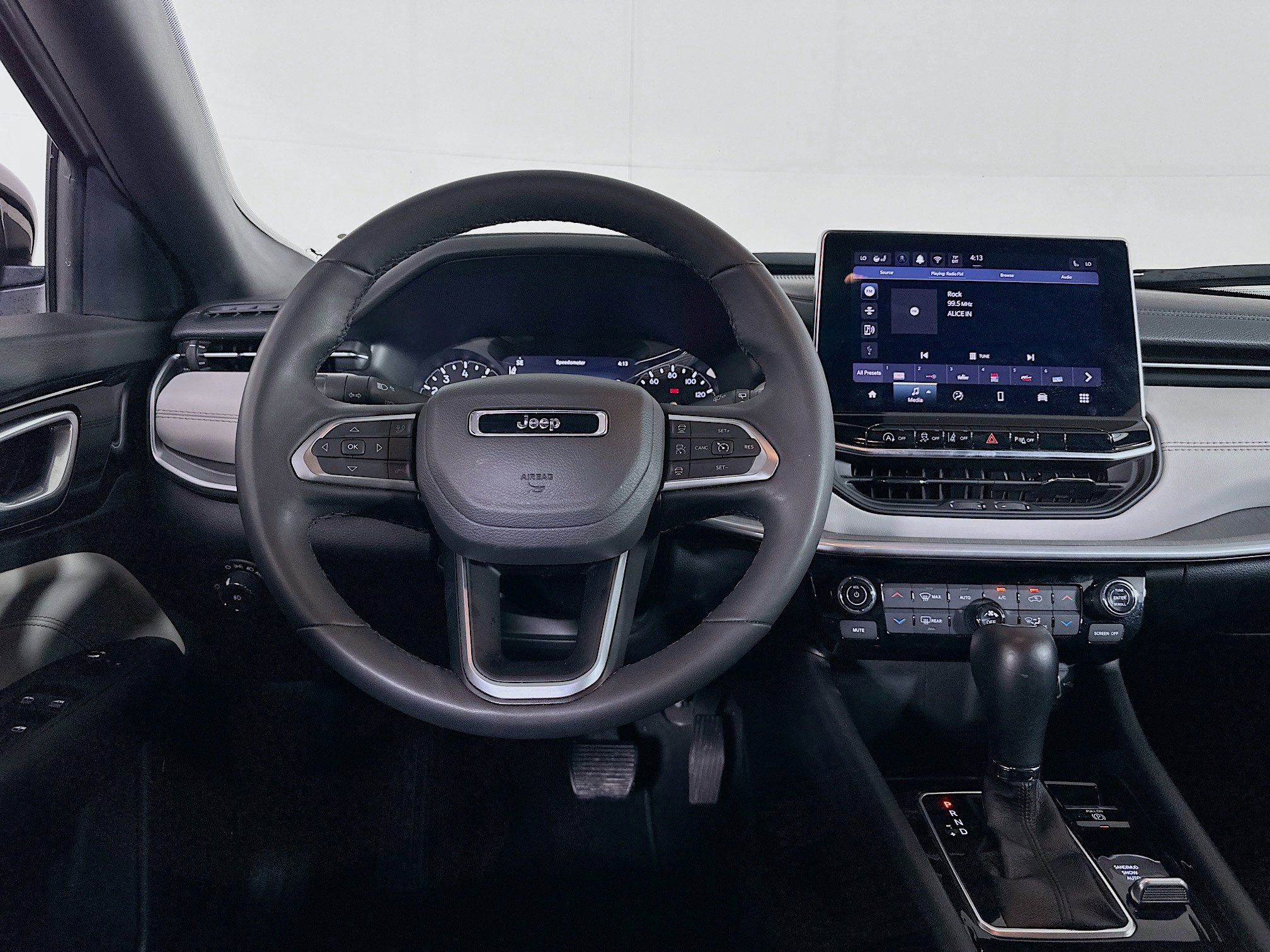 Used 2025 Jeep Compass Limited image 17