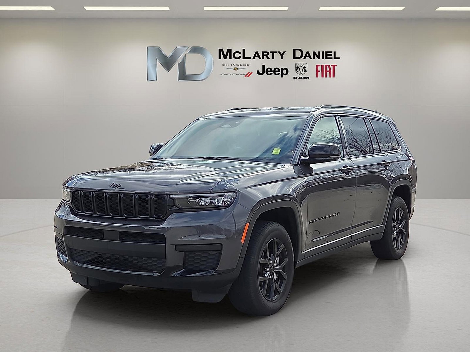 Used 2024 Jeep Grand Cherokee L Laredo image 2