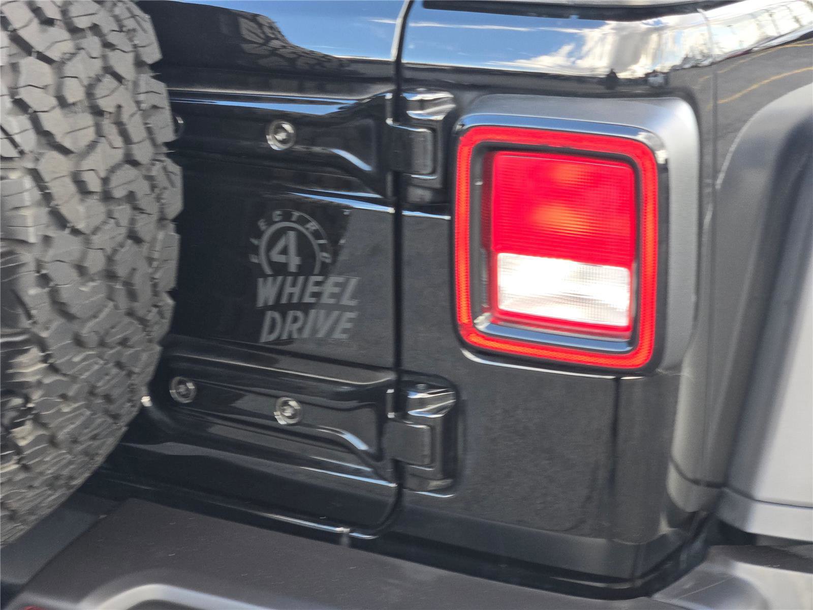 Used 2024 Jeep Wrangler Willys AWD/4WD image 15