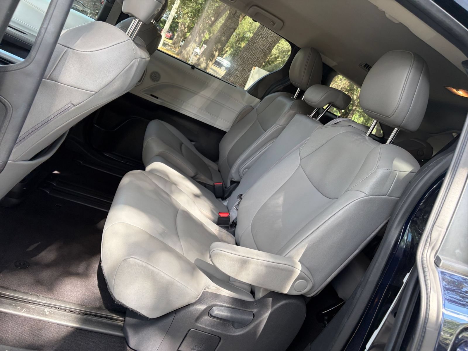 Used 2025 Toyota Sienna XLE FWD image 27
