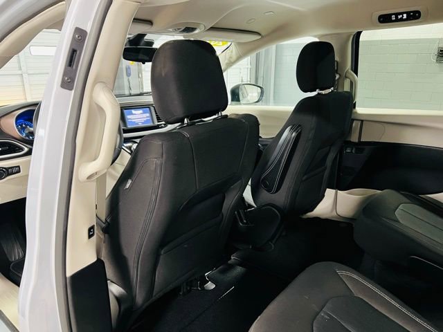 Used 2023 Chrysler Voyager LX image 27