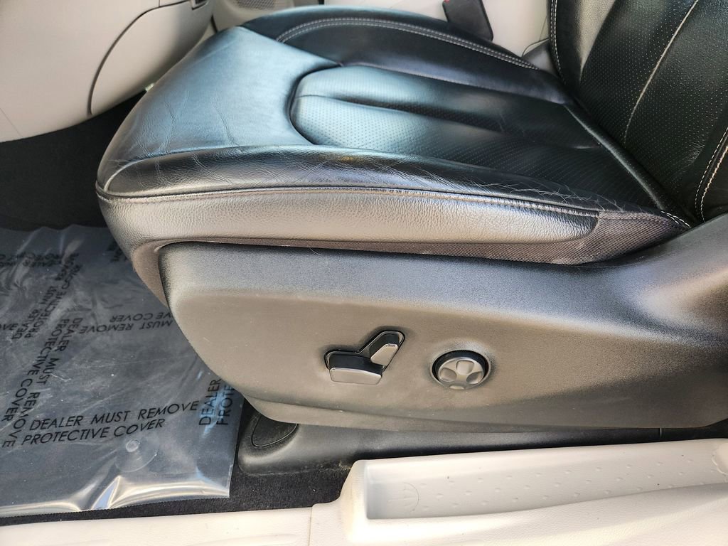 Used 2022 Chrysler Pacifica Touring-L w/ Uconnect Theater Family Group image 14