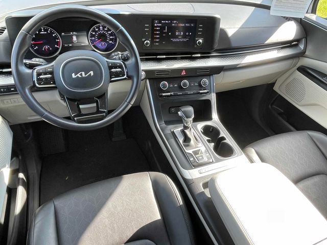 Used 2024 Kia Carnival LX FWD image 2