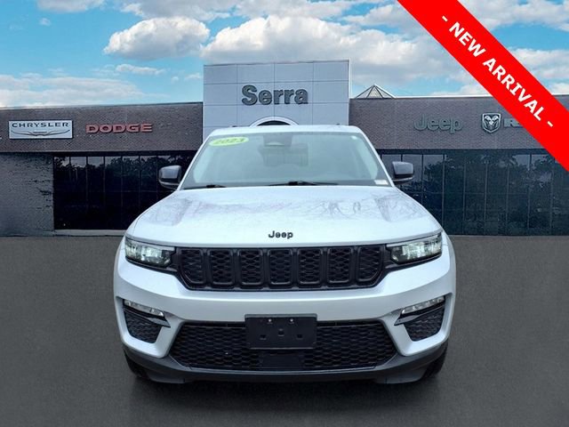 Used 2023 Jeep Grand Cherokee Limited w/ Black Appearance Package AWD/4WD image 2