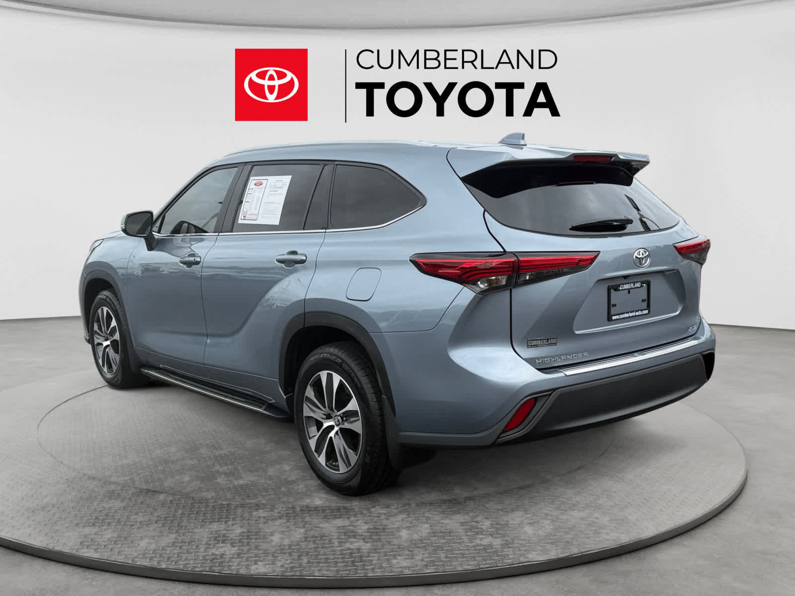 Used 2023 Toyota Highlander XLE FWD image 3