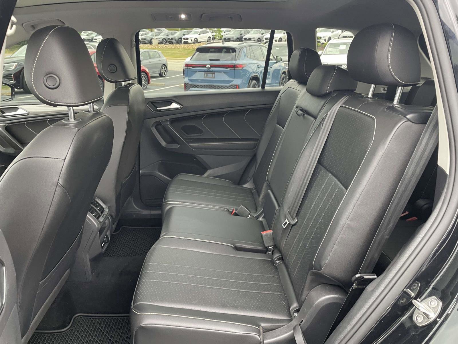 Used 2022 Volkswagen Tiguan SE w/ Panoramic Sunroof Package FWD image 12